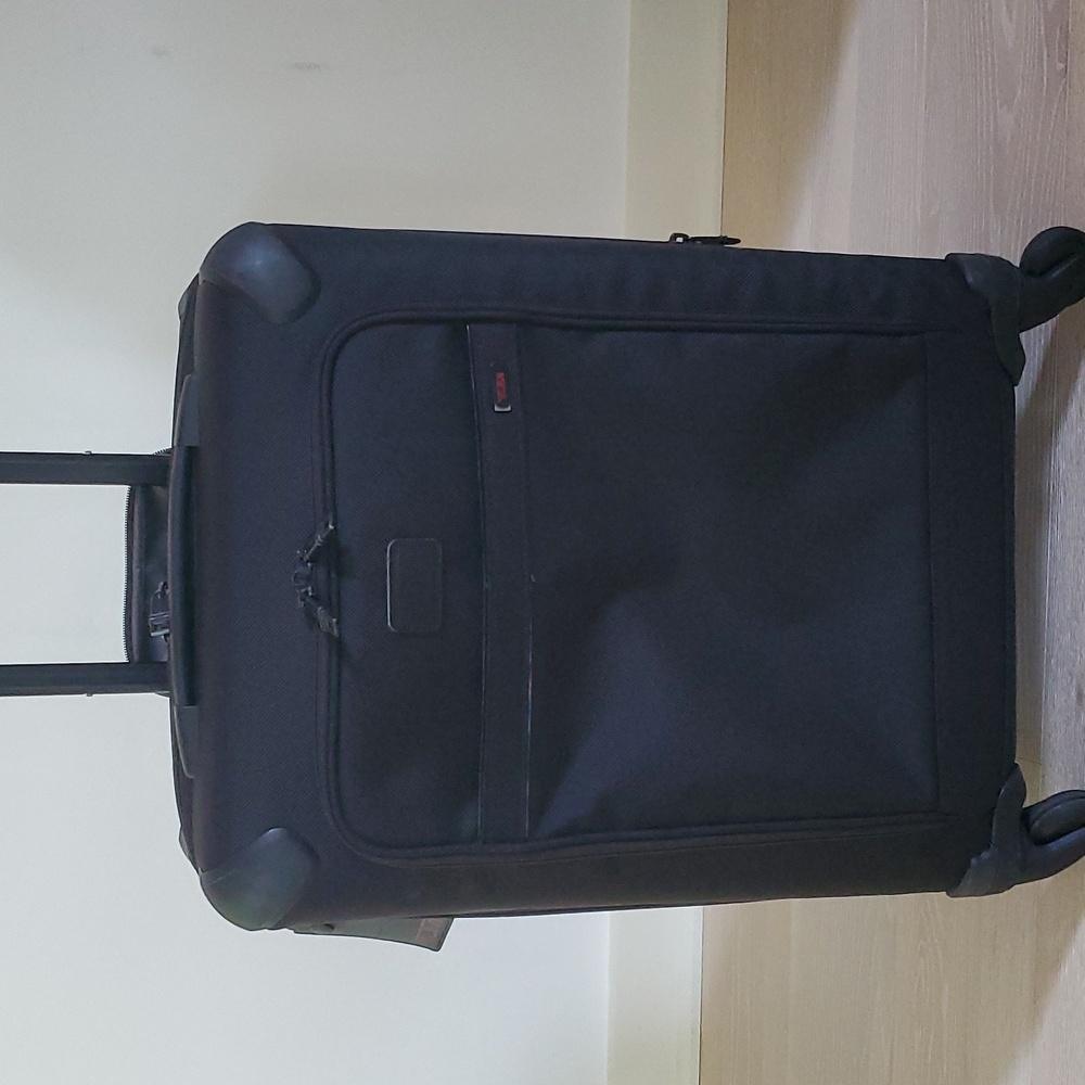 Tumi Continental Expandable 4-Wheel Carry-On Spinner Cabin Luggage